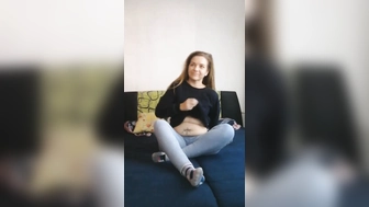 Sexy reife haarige MILF hat Sex und masturbiert in selbstgemachtem Video