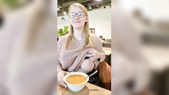 Titten zeigen in der AXA Kantine