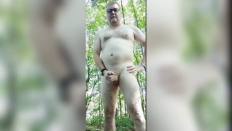 Im Wald nackt am wichsen