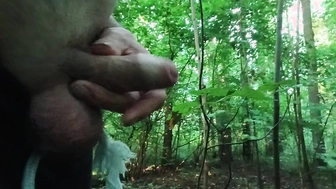 Draußen im Wald wichsen.