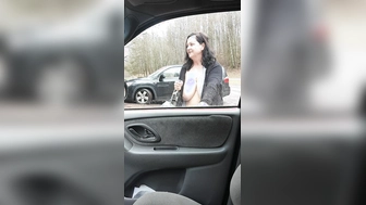 Oben ohne auf dem Parkplatz