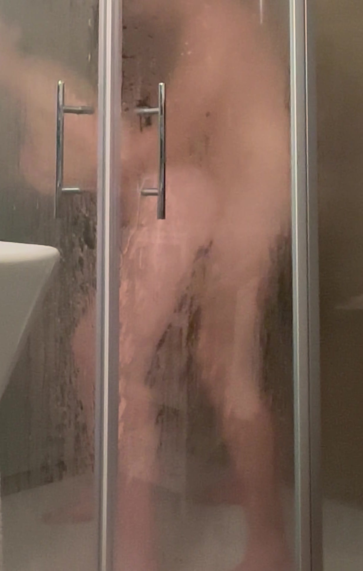 Harter Sex unter der Dusche