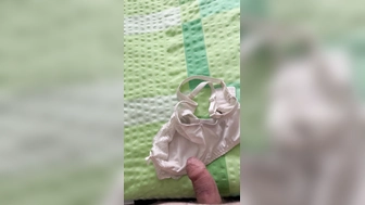 Auf den BH gespritzt