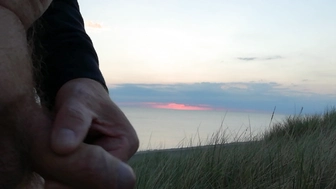 Penis am Strand wichsen
