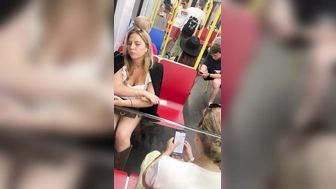 Geile Blonde mit großem Dekoltee Teil 1