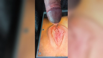 Mit hängenden Lusttropfen auf die Muschi gespritzt