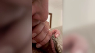 Sie verwöhnt mich mit dem Mund