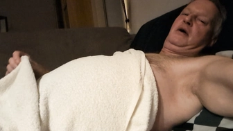 Unter der Decke steht etwas steif in die Höhe