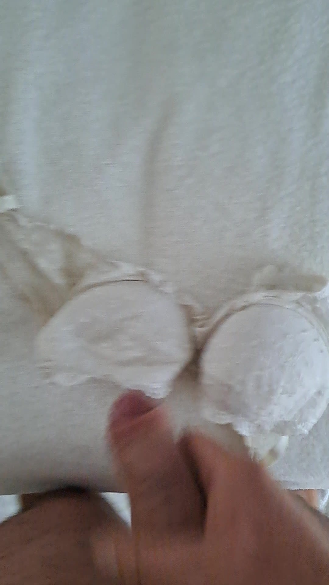 Mit dem BH meiner Frau gewichst und draufgespritzt