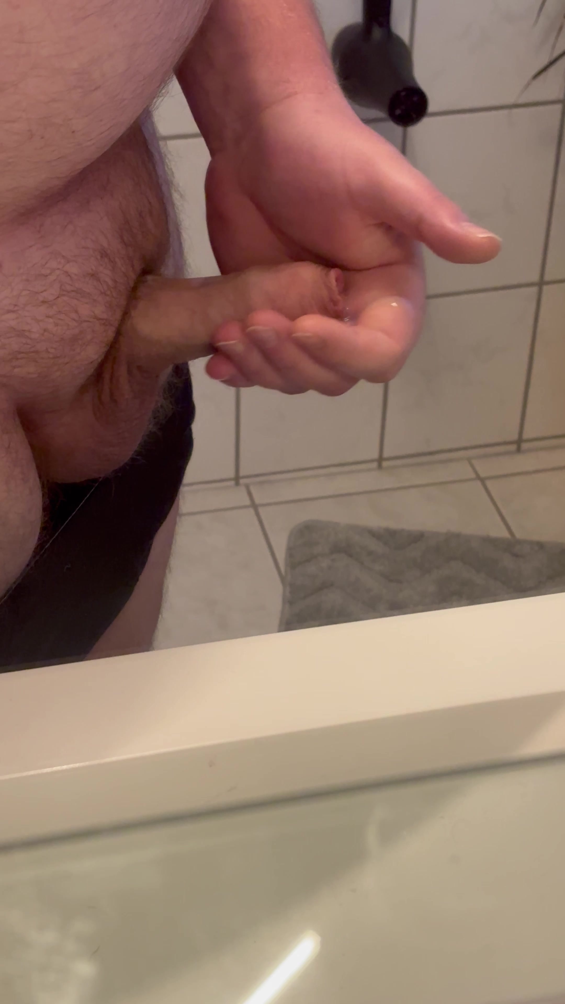 Ich wie ich mir im Bad ein runter hole