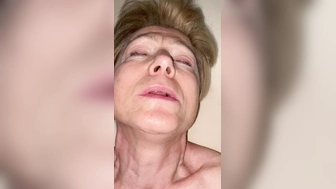 Alte Frau nach dem Ficken