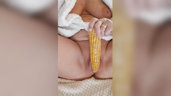 Laura fickt sich mit Maiskolben zum schnellen Orgasmus