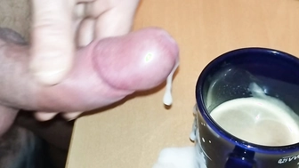 In die Kaffeetase wichsen