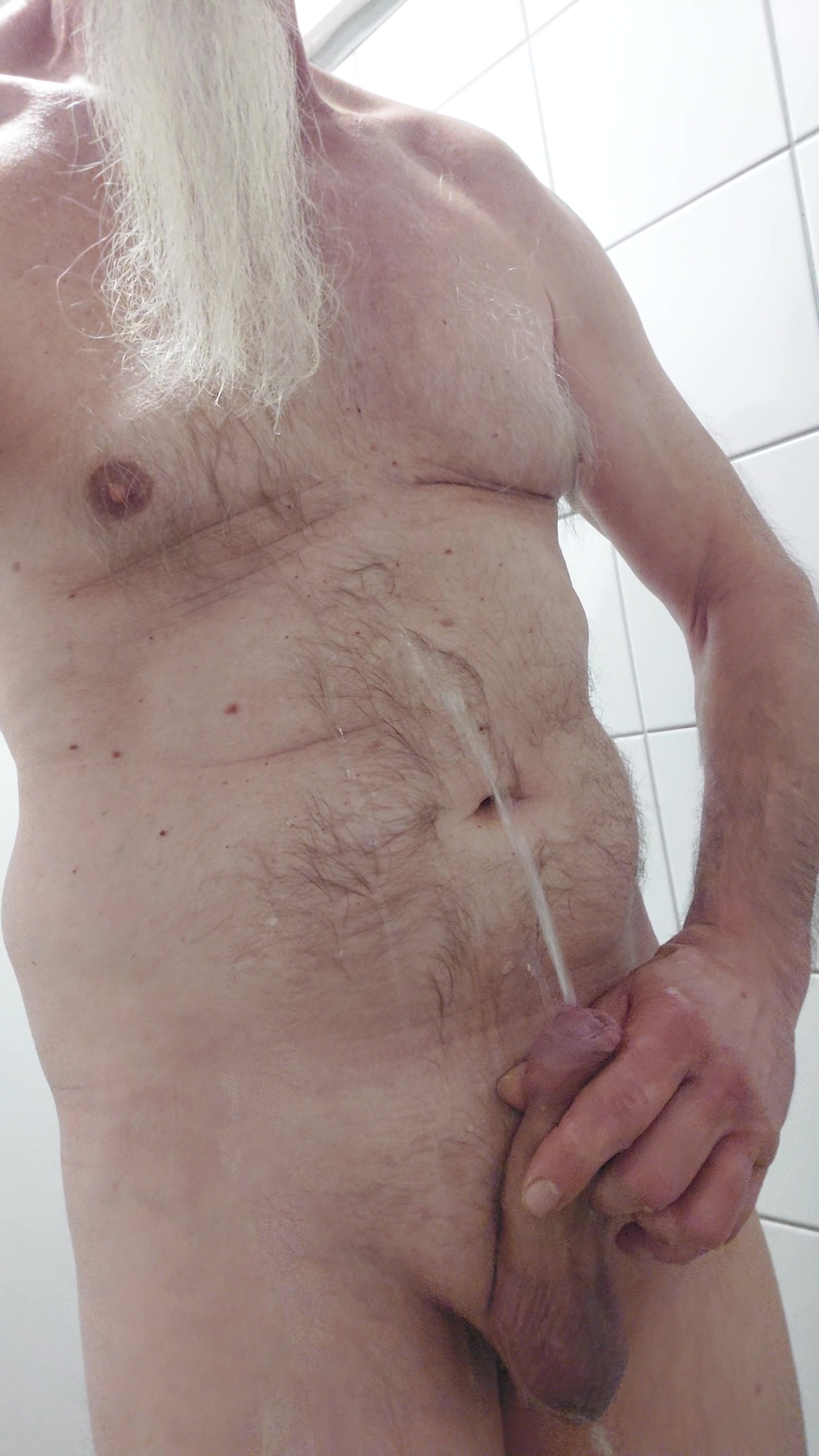 Eigenurin auf Brust und Bauch