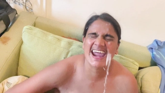 Indische Hausfrau bekommt ein Gesichtsbesamung