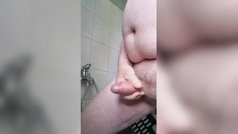 Dicker Mann wichst im Bad