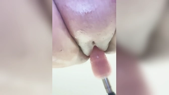 Miss Nura an der Fickmaschine