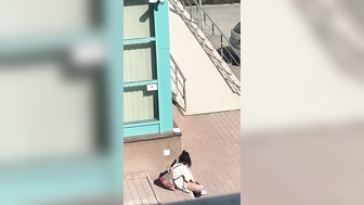 Junge Frau befriedigt sich selber auf der Straße