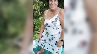 Oma nichts drunter unter dem Kleid