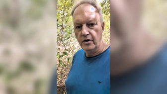 Pissen in der Mittagspause am öffentlichen Waldweg