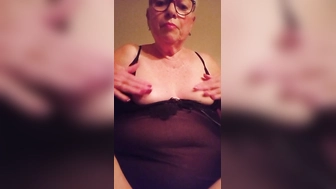 Oma beim masturbieren