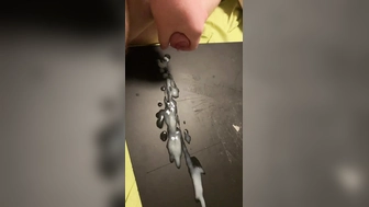 Abspritzen auf schwarze Unterlage