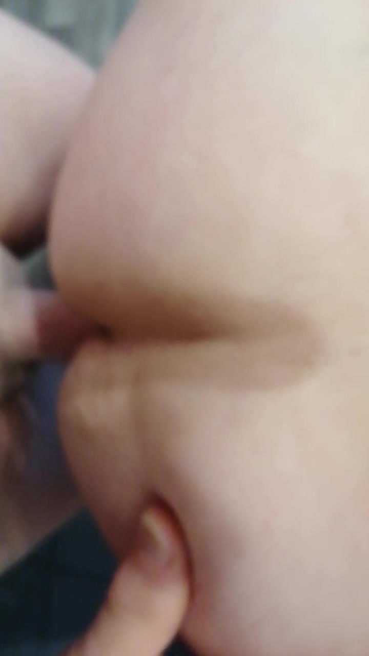 Doggy stehend im Wohnzimmer