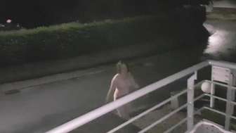 Nackt auf die Straße gegangen