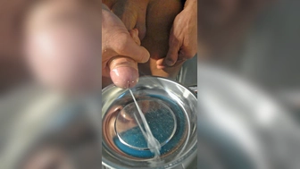 Wichsen und in ein Metallschälchen abspritzen