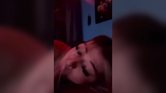 Junge Asiatin liebt es zu Blasen