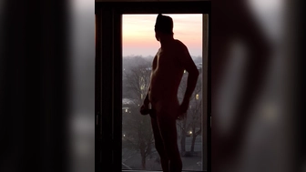 Sonnenaufgang wichsen am Fenster