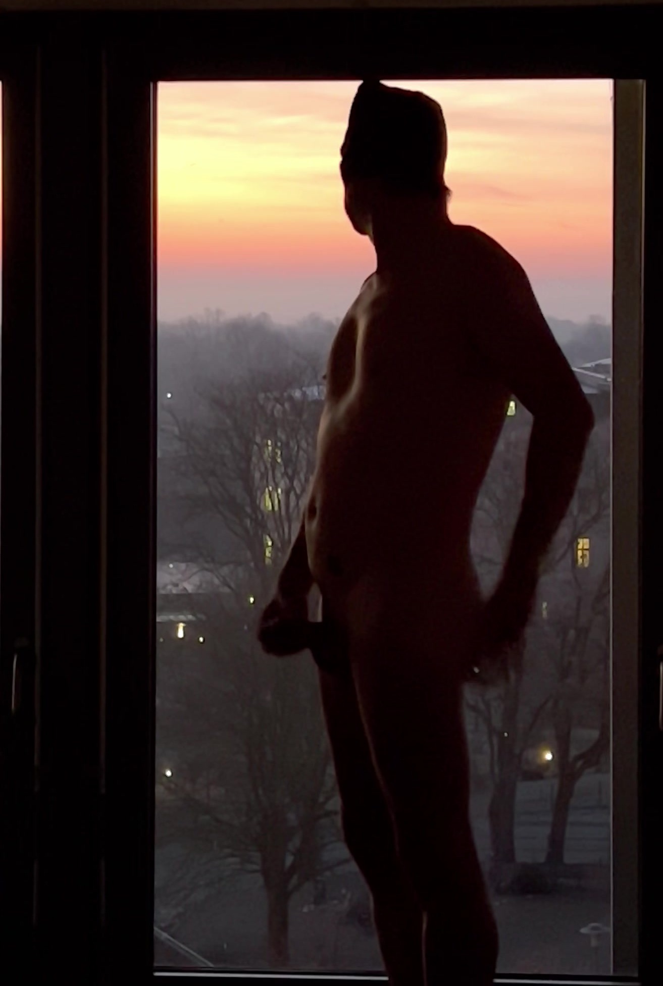 Sonnenaufgang wichsen am Fenster