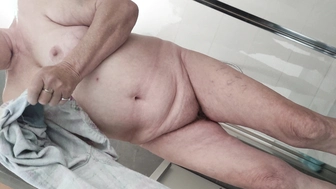 Oma nackt im Badezimmer