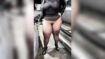 Petra halbnackt an der Tankstelle