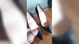 Zu ihren Heels wichsen