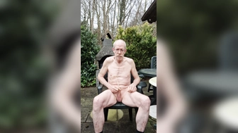 Reifer Penis beim pissen im Garten