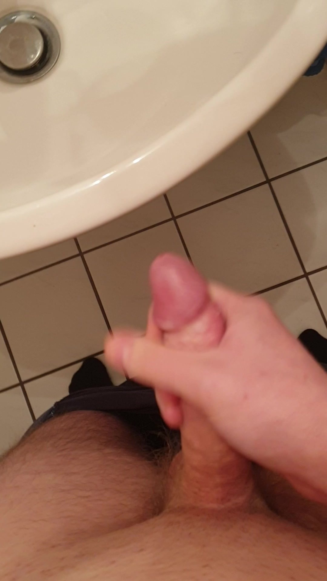 Schwanz abmelken in das Waschbecken.