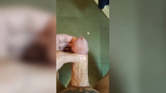 Abspritzender Penis im Badezimmer