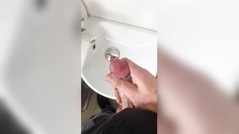 Abspritzender Penis auf Arbeit :)