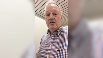 Beim Pissen gefilmt worden