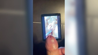 Sperma Tribut für BaPe8078. Schön auf die geile Muschi abgespritzt.