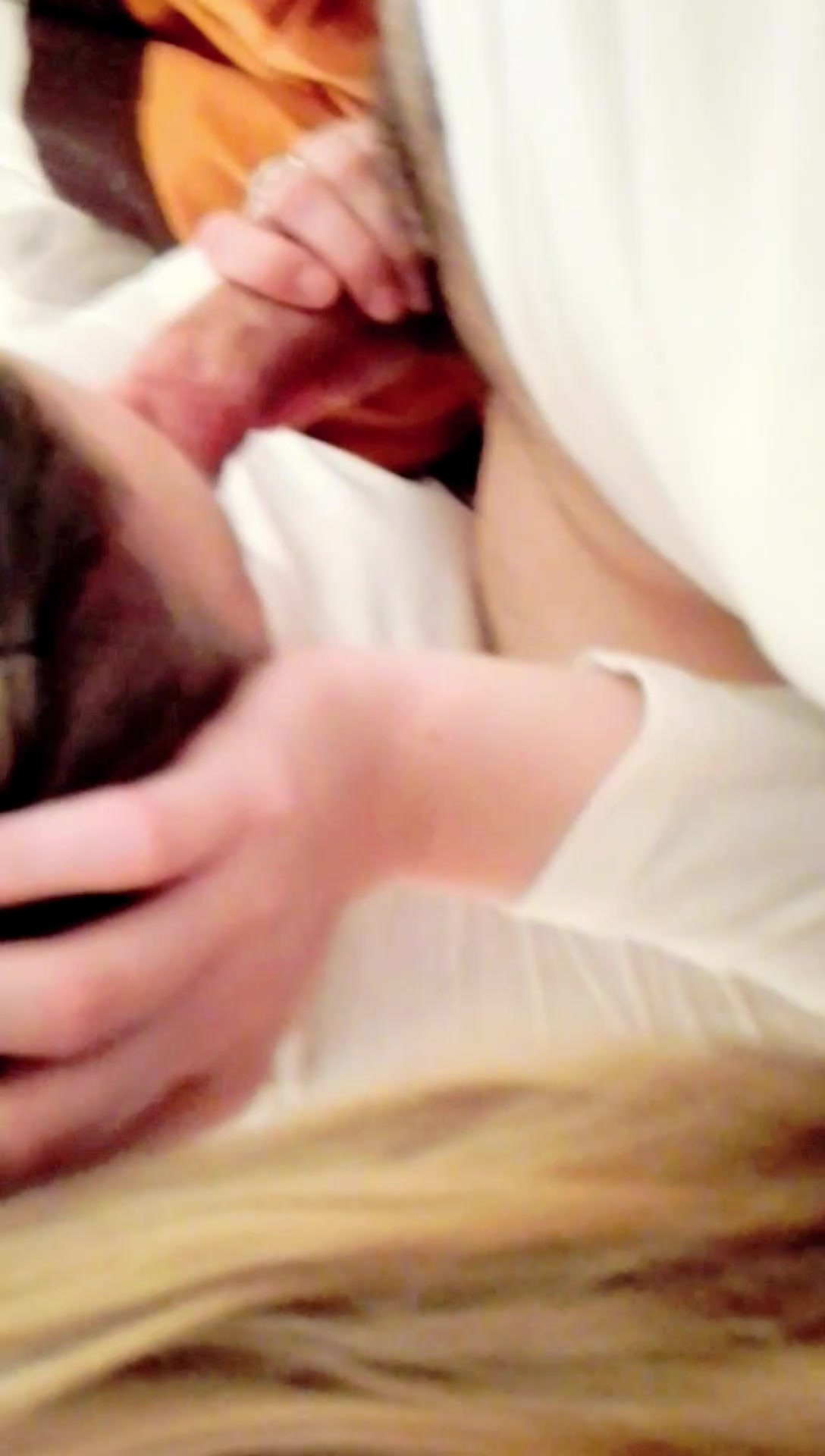 Danni06 lutscht Kolben