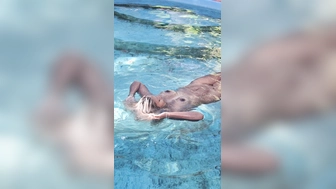 Karina, Südamerikanerin, beim Nackt-Baden im Swimmingpool gefilmt