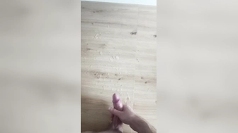 25 Jähriger Schwanz spritzt heftig ab