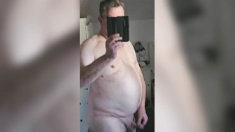 Nackt zeigen vor dem Spiegel