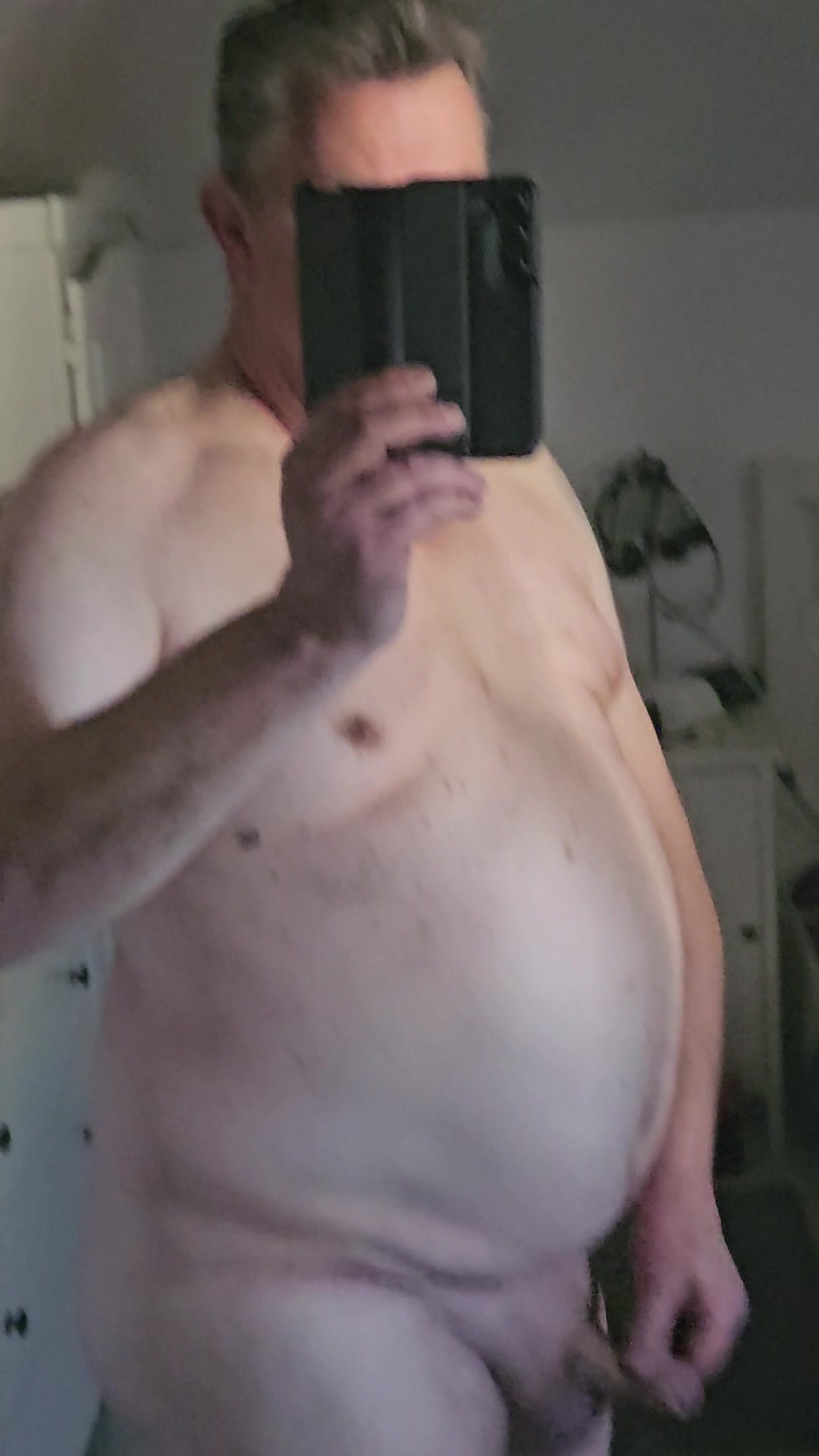 Nackt zeigen vor dem Spiegel