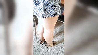 Meine Freundin im Minirock ohne Höschen