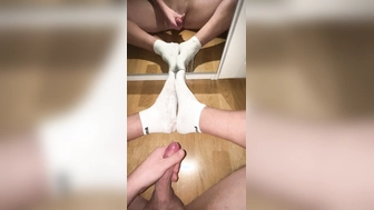 Abspritzen und auf die Füße wichsen - Wunscherfüllung für Noel31