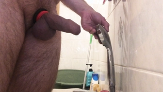 Beim Duschen mit Penisring gefilmt