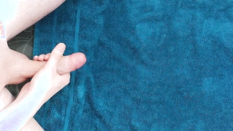 Jungschwanz Anfang 20 Jähriger spritzt heftig ab